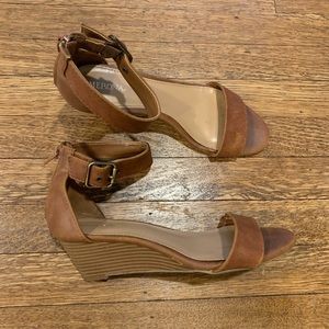 Sandals with ankle strap and small heel
